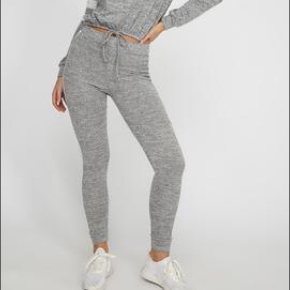 tight women’s sweatpants